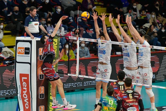 … durante Sir Safety Conad PERUGIA - Top Volley CISTERNA, Gara 1 Quarti di finale Play-Off Scudetto Superlega Credem Banca, Campionato Italiano di Pallavolo Maschile Serie A1 2021-22. presso PalaBarton Perugia IT, 27 marzo 2022. Foto: Michele Benda [riferimento file: 2022-03-27/_ND50192]