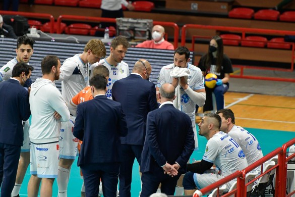 … durante Sir Safety Conad PERUGIA - Top Volley CISTERNA, Gara 1 Quarti di finale Play-Off Scudetto Superlega Credem Banca, Campionato Italiano di Pallavolo Maschile Serie A1 2021-22. presso PalaBarton Perugia IT, 27 marzo 2022. Foto: Michele Benda [riferimento file: 2022-03-27/_ND50236]