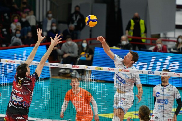 … durante Sir Safety Conad PERUGIA - Top Volley CISTERNA, Gara 1 Quarti di finale Play-Off Scudetto Superlega Credem Banca, Campionato Italiano di Pallavolo Maschile Serie A1 2021-22. presso PalaBarton Perugia IT, 27 marzo 2022. Foto: Michele Benda [riferimento file: 2022-03-27/_ND50266]