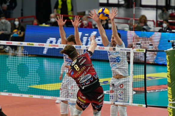 … durante Sir Safety Conad PERUGIA - Top Volley CISTERNA, Gara 1 Quarti di finale Play-Off Scudetto Superlega Credem Banca, Campionato Italiano di Pallavolo Maschile Serie A1 2021-22. presso PalaBarton Perugia IT, 27 marzo 2022. Foto: Michele Benda [riferimento file: 2022-03-27/_ND50270]